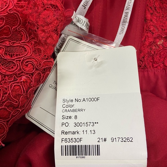 Chic Red Maxi Dress for Elegant Occasions - Picture 5 of 5